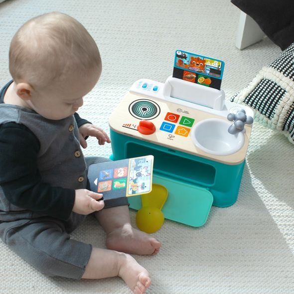 BABY EINSTEIN HRAČKA HUDEBNÍ KUCHYŇKA MAGIC TOUCH KITCHEN™ PRETEND TO COOK HAPE 9M+ - AKTIVNÍ HRAČKY - PRO DĚTI