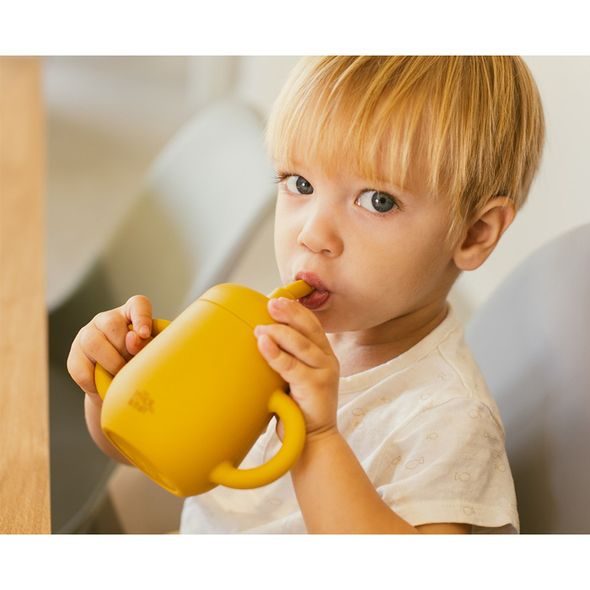 INTERBABY LAHVIČKA S BRČKEM SILIKONOVÁ - OKROVÁ - DĚTSKÉ HRNEČKY - KRMENÍ