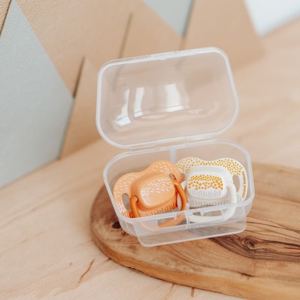 CANPOL BABIES SET SYMETRICKÝCH SILIKONOVÝCH DUDLÍKŮ MOUNTAINS 0-6M 2KS ŽLUTÝ - ŠIDÍTKA A DOPLŇKY - KRMENÍ