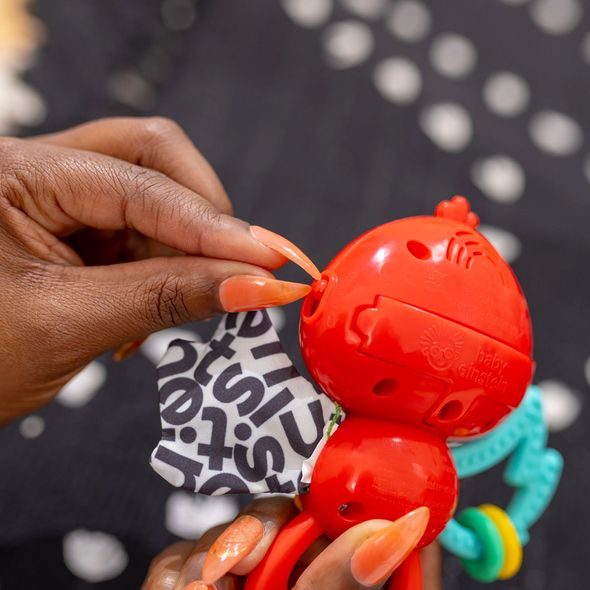 BABY EINSTEIN HRAČKA HUDEBNÍ SENZORICKÁ ROXY'S BRIGHT FLIGHT™ 3M+ - MOTORICKÉ A HUDEBNÍ - PRO DĚTI