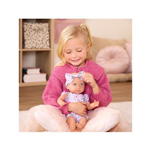 LULLA BABY PANENKA 35 CM V OVERALU S ČELENKOU FLORAL LILA - PANENKY - PRO DĚTI