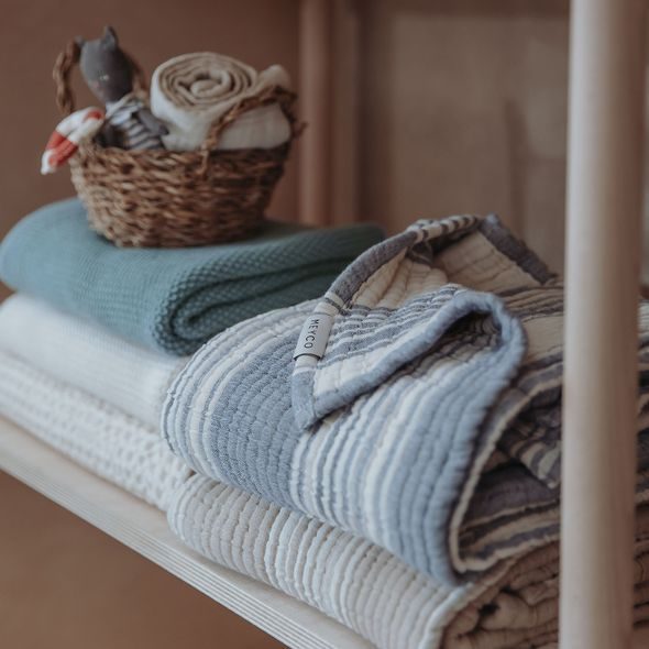 MEYCO DEKA Z PŘEDEPRANÉHO MUŠELÍNU A ŽAKÁRU 100X150 - STRIPE INDIGO - DĚTSKÉ DEKY PRO MIMINKA - SPINKÁNÍ