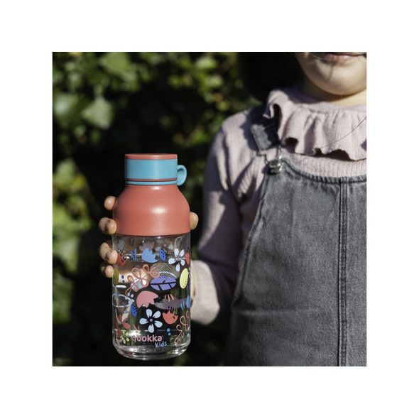 QUOKKA PLASTOVÁ LÁHEV ICE KIDS S POUTKEM FLOWERS 430 ML - SPORTOVNÍ LAHVE - KRMENÍ