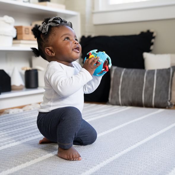 BABY EINSTEIN HRAČKA SENZORICKÝ MÍČ S KOUSÁTKEM RATTLE & SENSE™ 3M+ - SENZORICKÉ HRAČKY - PRO DĚTI