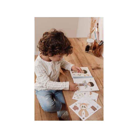 LITTLE DUTCH KNIHA OBLÉKACÍ SE SAMOLEPKAMI FOREST FRIENDS - KNÍŽKY PRO NEJMENŠÍ - PRO DĚTI