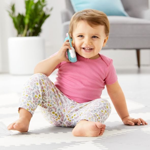 SKIP HOP HRAČKA HUDEBNÍ TELEFON JEDNOROŽEC 6M+ - HRAČKY SE ZVUKY - PRO DĚTI