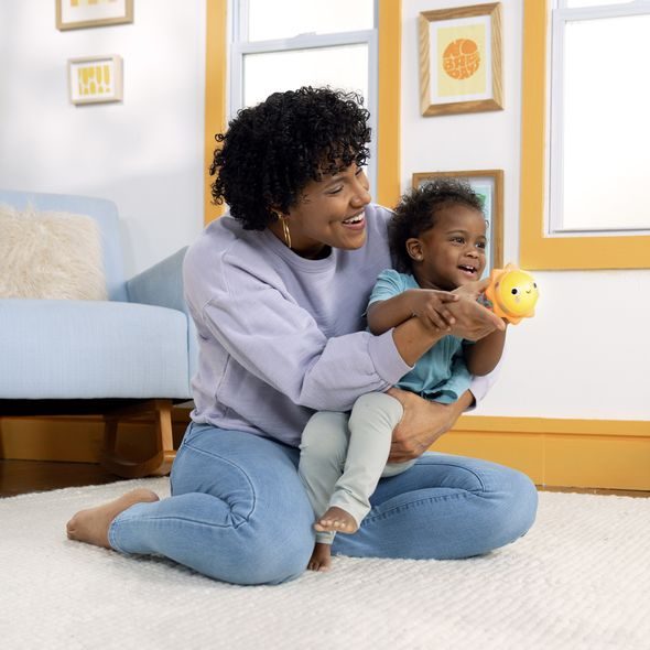 BRIGHT STARTS HRAČKA HUDEBNÍ CHRASTÍTKO SLUNÍČKO JUST FOR SUN™ 6M+ - CHRASTÍTKA - PRO DĚTI