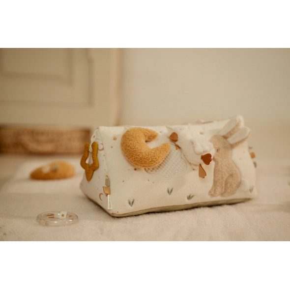 LITTLE DUTCH POLŠTÁŘEK TROJHRANNÝ S AKTIVITAMI NEWBORN NATURALS - FARMA - PRO DĚTI