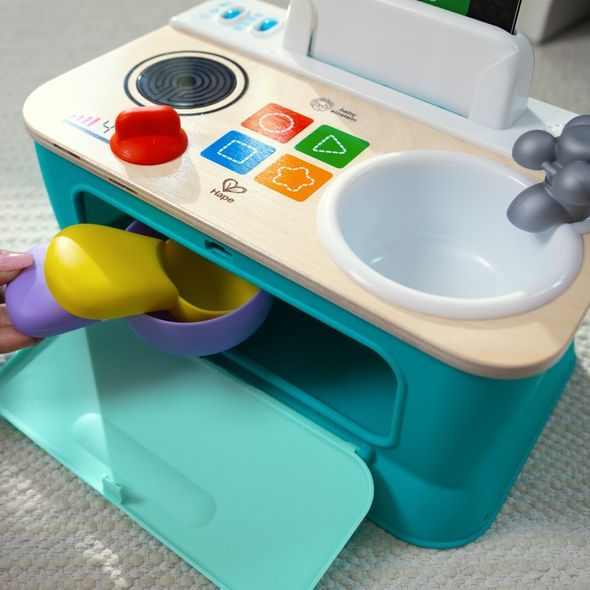 BABY EINSTEIN HRAČKA HUDEBNÍ KUCHYŇKA MAGIC TOUCH KITCHEN™ PRETEND TO COOK HAPE 9M+ - AKTIVNÍ HRAČKY - PRO DĚTI
