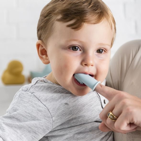 NATTOU KARTÁČEK SILIKONOVÝ NA PRST S POUZDREM PETROL BLUE/AQUA BLUE 2 KS - ZUBNÍ KARTÁČKY A PASTY - KOUPÁNÍ A ZDRAVÍ