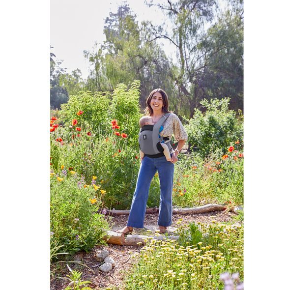 ERGOBABY EMBRACE - AWAY - GRAPHITE GREY - ERGONOMICKÁ NOSÍTKA - NOŠENÍ & SPORT