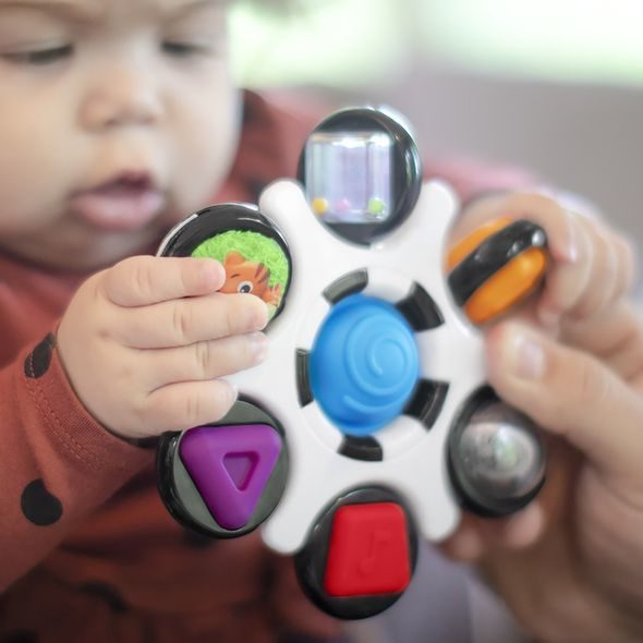 BABY EINSTEIN HRAČKA SENZORICKÁ CURIOSITY CLUTCH ™ 3M + - SENZORICKÉ HRAČKY - PRO DĚTI