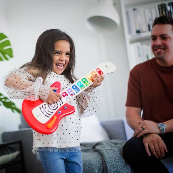 BABY EINSTEIN HRAČKA DŘEVĚNÁ HUDEBNÍ KYTARA TOGETHER IN TUNE GUITAR™ CONNECTED MAGIC TOUCH™ HAPE 6M+ - HUDEBNÍ - PRO DĚTI