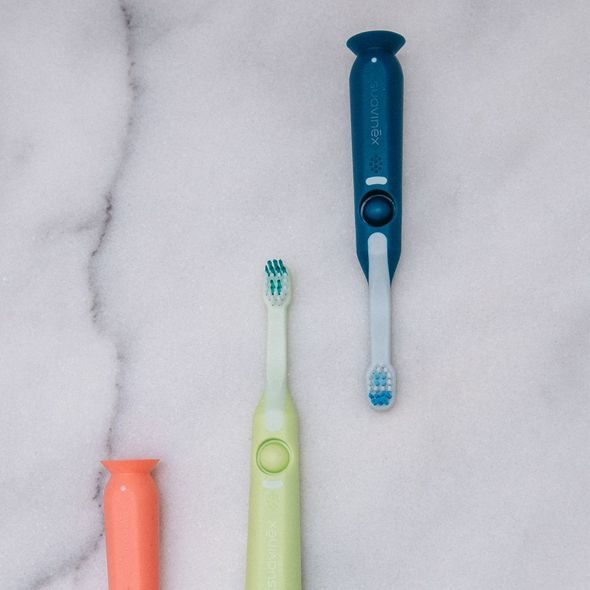 SUAVINEX DĚTSKÝ KARTÁČEK NA ZOUBKY KIDS 2-6 LET - ZUBNÍ KARTÁČKY A PASTY - KOUPÁNÍ A ZDRAVÍ