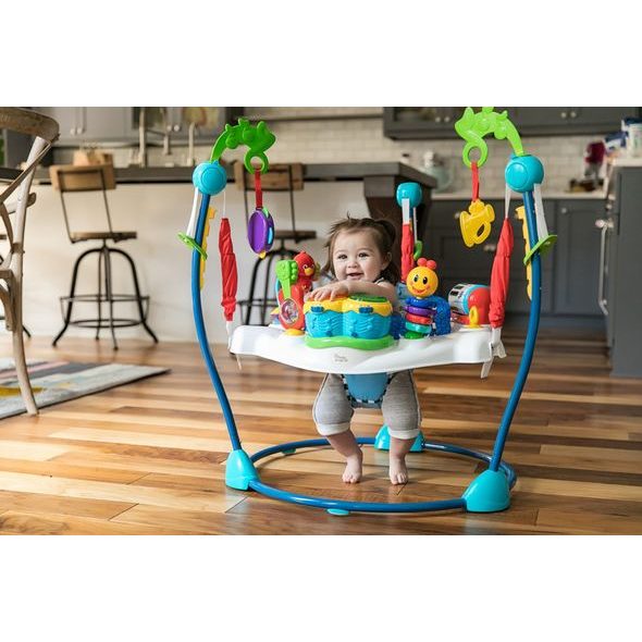 BABY EINSTEIN SKÁKADLO/AKTIVNÍ CENTRUM 2V1 NEIGHBORHOOD SYMPHONY 6M+ DO 11KG - CHODÍTKA - PRO DĚTI