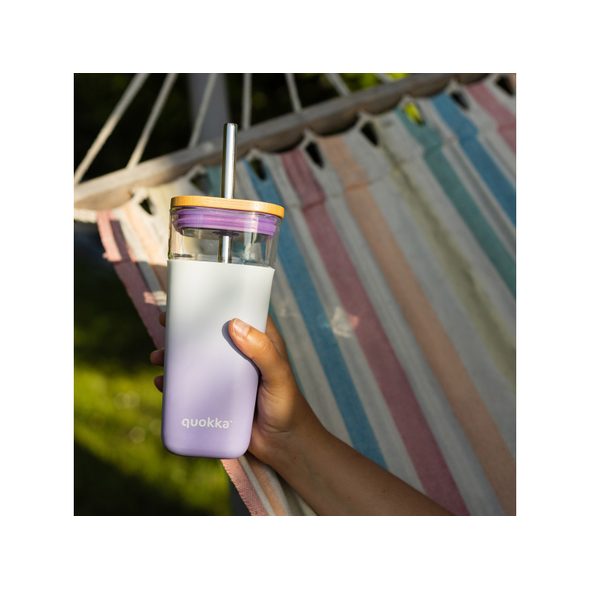 QUOKKA SKLENĚNÝ CESTOVNÍ HRNEK S BRČKEM LIQUID CUBE LILAC GRADIENT 540 ML - SPORTOVNÍ LAHVE - KRMENÍ