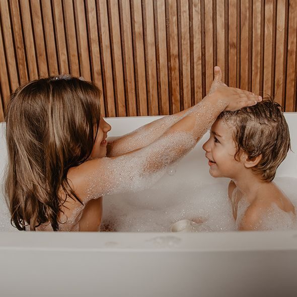 SUAVINEX DĚTSKÝ ŠAMPON + KONDICIONÉR KIDS 300 ML - ŠAMPONY A KOSMETIKA - KOUPÁNÍ A ZDRAVÍ