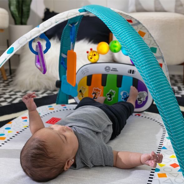 BABY EINSTEIN POSTÝLKA S OHRÁDKOU NA HRANÍ A KLAVÍREM 3V1 KICK & SNOOZE™ 0M+ - HRACÍ DEKY - PRO DĚTI