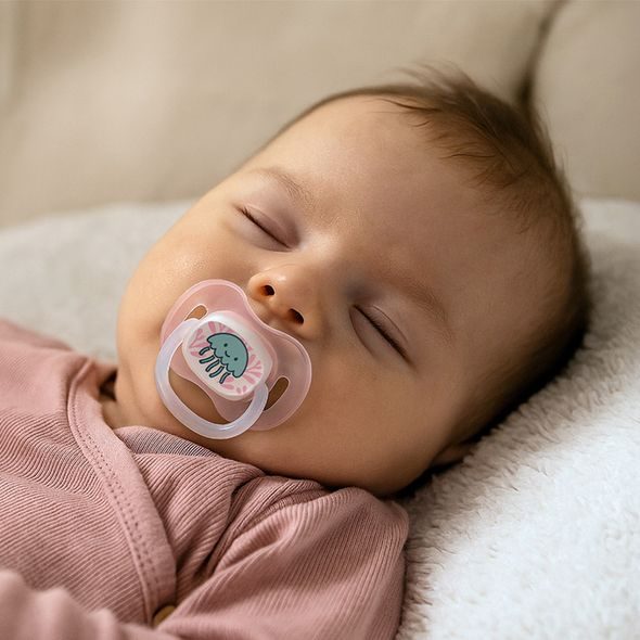 CANPOL BABIES DUDLÍK SVÍTÍCÍ SILIKONOVÝ TŘEŠINKA 6-18M LOVE&SEA - ŠIDÍTKA A DOPLŇKY - KRMENÍ