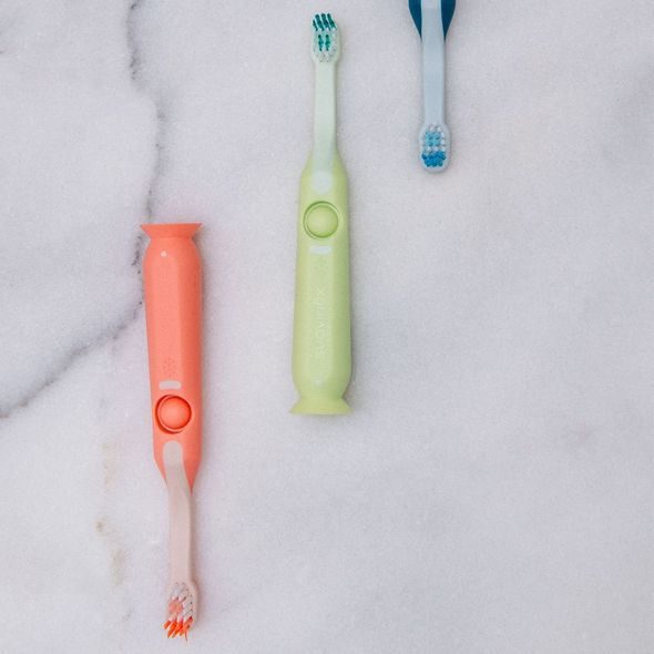 SUAVINEX DĚTSKÝ KARTÁČEK NA ZOUBKY KIDS 2-6 LET - ZUBNÍ KARTÁČKY A PASTY - KOUPÁNÍ A ZDRAVÍ