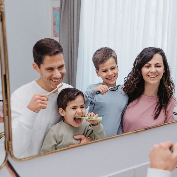 SUAVINEX DĚTSKÝ KARTÁČEK NA ZOUBKY KIDS 2-6 LET - ZUBNÍ KARTÁČKY A PASTY - KOUPÁNÍ A ZDRAVÍ