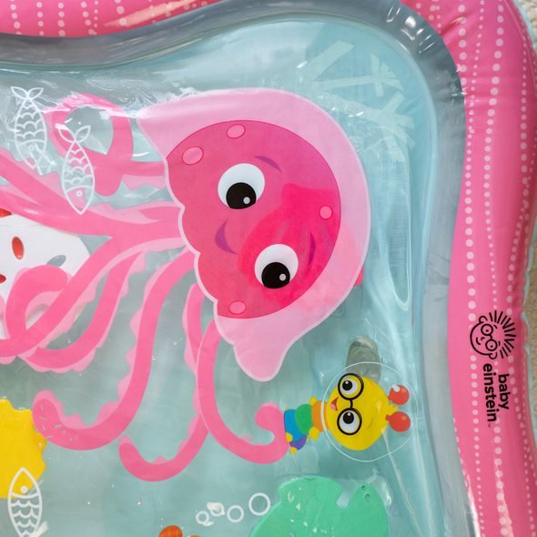 BABY EINSTEIN PODLOŽKA VODNÍ PRO ROZVOJ MOTORIKY JIGGLING JANET™ TUMMY TIME, 0M+ - HRACÍ DEKY - PRO DĚTI