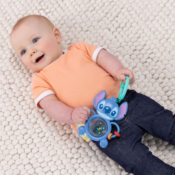 BRIGHT STARTS HRAČKA NA C KROUŽKU SENZORICKÁ STITCH TUMMY TUMBLE™ 0M+ - SENZORICKÉ HRAČKY - PRO DĚTI
