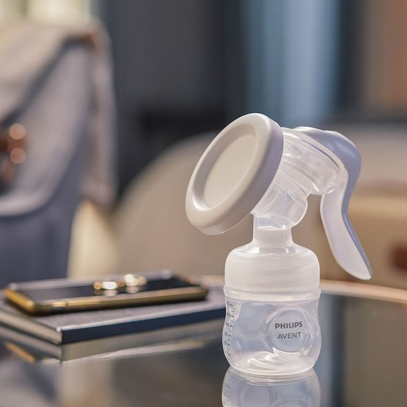 PHILIPS AVENT ODSÁVAČKA MATEŘ. MLÉKA MANUÁLNÍ + PRSNÍ VLOŽKY JEDNORÁZOVÉ 60 KS - ODSÁVAČKY MATEŘSKÉHO MLÉKA - KRMENÍ