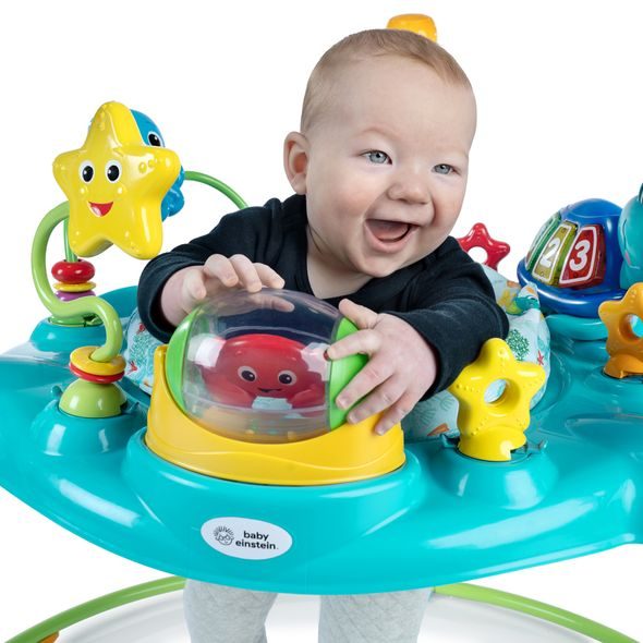BABY EINSTEIN SKÁKADLO/AKTIVNÍ CENTRUM 2V1 CURIOSITY COVE™ 6M+ DO 11KG - VOZÍTKA A ODRÁŽEDLA - PRO DĚTI