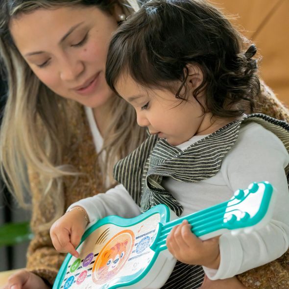 BABY EINSTEIN HRAČKA HUDEBNÍ DŘEVĚNÁ UKULELE MAGIC TOUCH HAPE 6M+ - HUDEBNÍ - PRO DĚTI