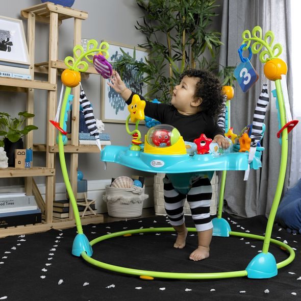 BABY EINSTEIN SKÁKADLO/AKTIVNÍ CENTRUM 2V1 CURIOSITY COVE™ 6M+ DO 11KG - VOZÍTKA A ODRÁŽEDLA - PRO DĚTI