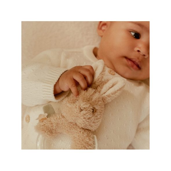 LITTLE DUTCH CHRASTÍTKO S KORÁLKY KRÁLÍČEK NEWBORN NATURALS - CHRASTÍTKA - PRO DĚTI