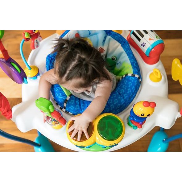 BABY EINSTEIN SKÁKADLO/AKTIVNÍ CENTRUM 2V1 NEIGHBORHOOD SYMPHONY 6M+ DO 11KG - CHODÍTKA - PRO DĚTI