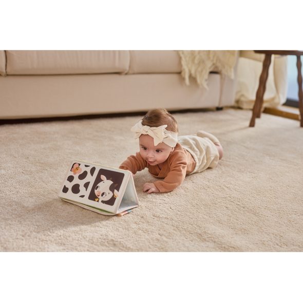 TINY LOVE KNÍŽKA S AKTIVITAMI PRO HRU NA BŘÍŠKU FARMERS FUNDAY - HRA NA BŘÍŠKU - PRO DĚTI