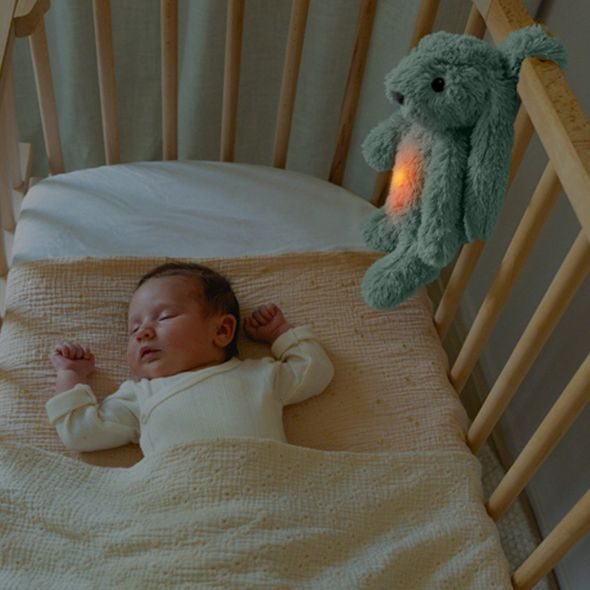 ZAZU KRÁLÍČEK RO ZELENÝ - ŠUMÍCÍ ZVÍŘÁTKO S NOČNÍM SVĚTLEM A USB NABÍJENÍM - USÍNÁČCI ŠUMÍCÍ / S TLUKOTEM - PRO DĚTI