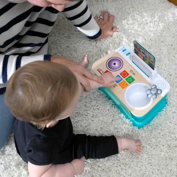 BABY EINSTEIN HRAČKA HUDEBNÍ KUCHYŇKA MAGIC TOUCH KITCHEN™ PRETEND TO COOK HAPE 9M+ - AKTIVNÍ HRAČKY - PRO DĚTI