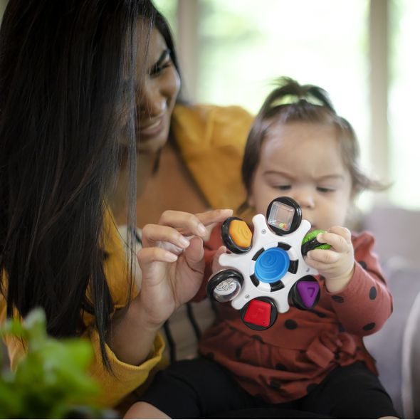 BABY EINSTEIN HRAČKA SENZORICKÁ CURIOSITY CLUTCH ™ 3M + - SENZORICKÉ HRAČKY - PRO DĚTI