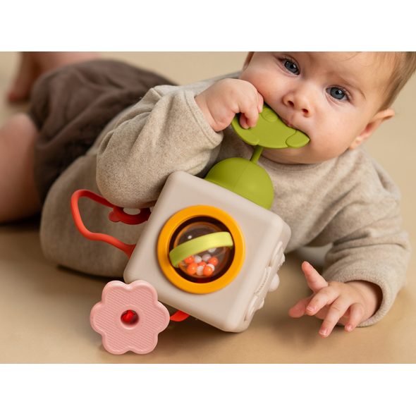 TAF TOYS KOSTKA S AKTIVITAMI PEEK & PLAY - SENZORICKÉ HRAČKY - PRO DĚTI