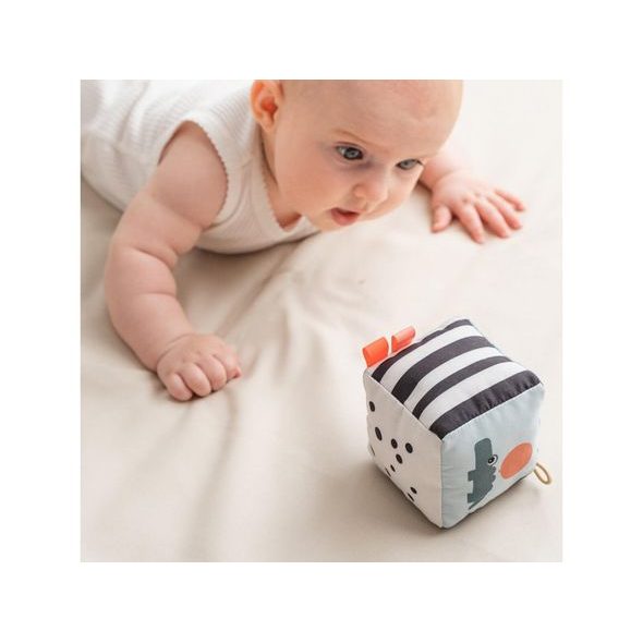 DONE BY DEER KONTRASTNÍ MĚKKÁ KOSTKA HAPPY CLOUDS - HRAČKY K ZAVĚŠENÍ - PRO DĚTI