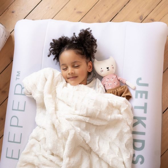 STOKKE® JETKIDS™ CLOUDSLEEPER™ CESTOVNÍ LŮŽKO - CESTOVNÍ POSTÝLKY - SPINKÁNÍ
