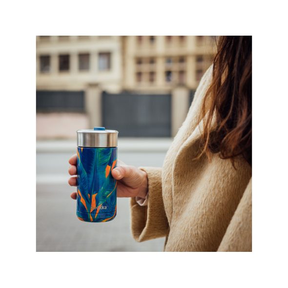 QUOKKA NEREZOVÝ TERMOHRNEK SE SÍTKEM BOOST BLUE JUNGLE 400 ML - TERMOOBALY A TERMOSKY - KRMENÍ