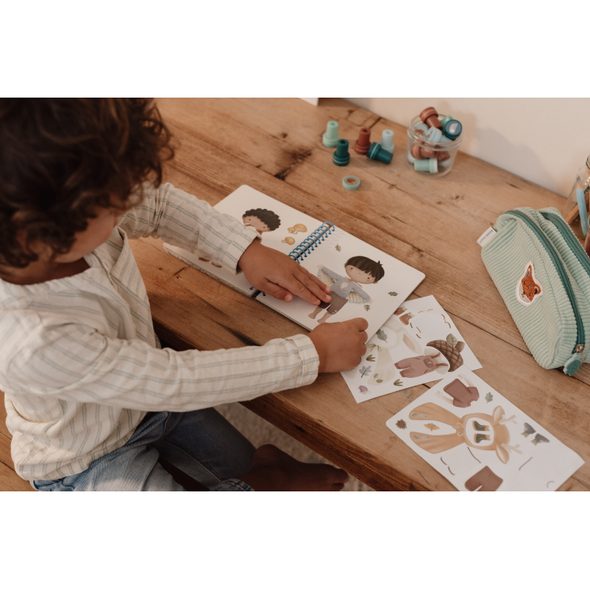 LITTLE DUTCH KNIHA OBLÉKACÍ SE SAMOLEPKAMI FOREST FRIENDS - KNÍŽKY PRO NEJMENŠÍ - PRO DĚTI