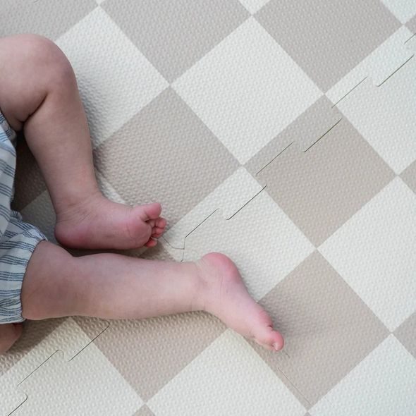 3 SPROUTS PĚNOVÁ HRACÍ PODLOŽKA CHECKERBOARD/BEIGE - HRACÍ PODLOŽKY NA ZEM - SPINKÁNÍ