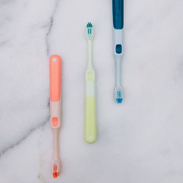 SUAVINEX DĚTSKÝ KARTÁČEK NA ZOUBKY JUNIOR +6 LET - ZUBNÍ KARTÁČKY A PASTY - KOUPÁNÍ A ZDRAVÍ