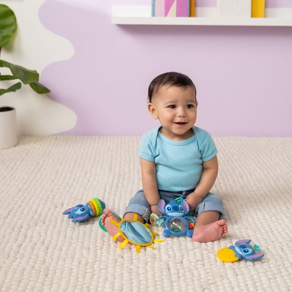 BRIGHT STARTS SADA DÁRKOVÁ MULTISENZORICKÁ STITCH TROPICAL TREASURES™, 3M+ - SENZORICKÉ HRAČKY - PRO DĚTI