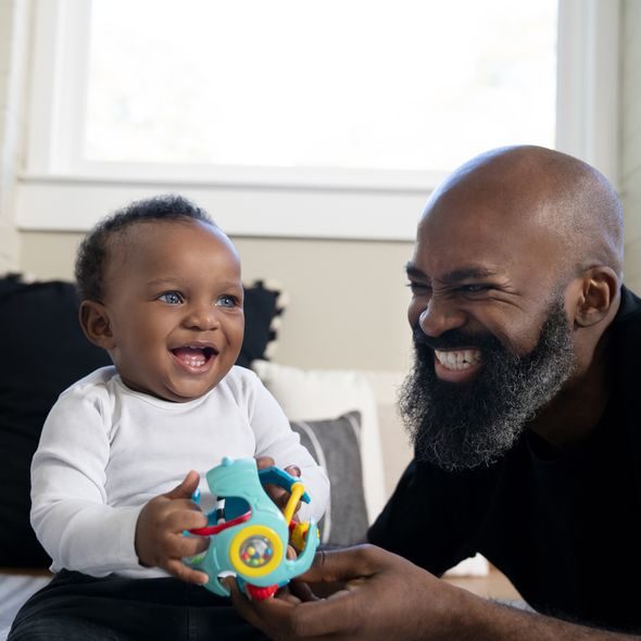 BABY EINSTEIN HRAČKA SENZORICKÝ MÍČ S KOUSÁTKEM RATTLE & SENSE™ 3M+ - SENZORICKÉ HRAČKY - PRO DĚTI