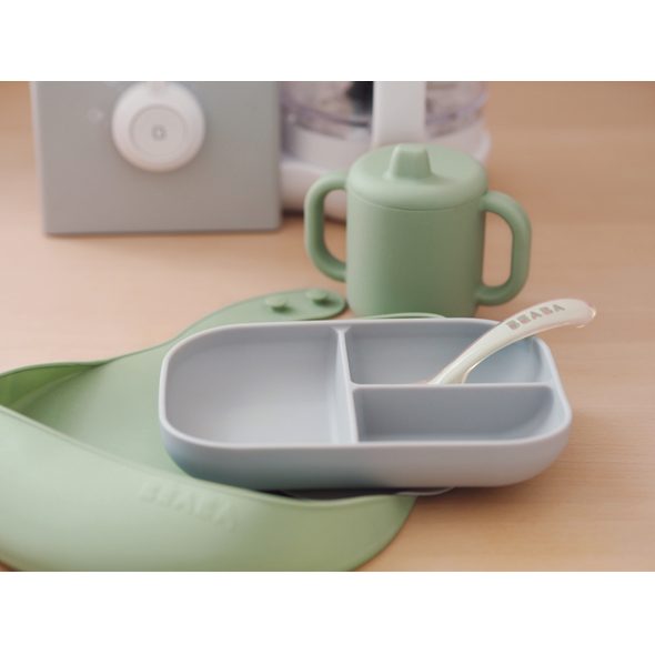 BEABA JÍDELNÍ SADA SILIKONOVÁ 4-DÍLNÁ S BRYNDÁKEM GREY / SAGE GREEN - VÝHODNÉ SADY - KRMENÍ
