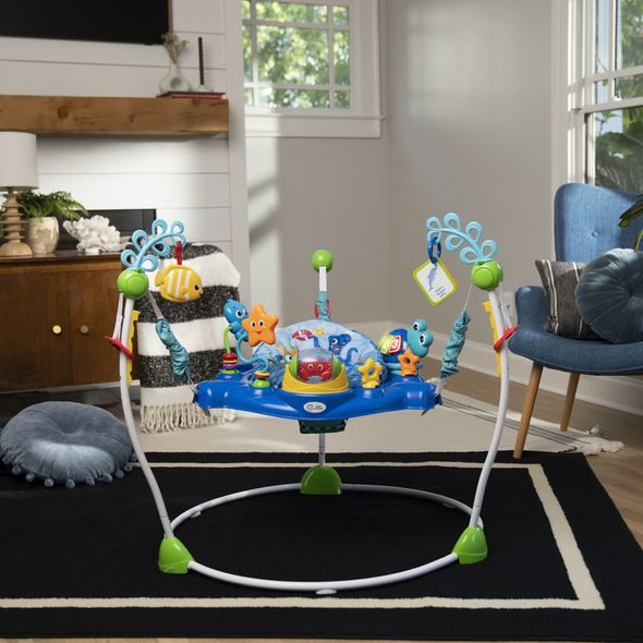 BABY EINSTEIN SKÁKADLO NEPTUNE’S OCEAN DISCOVERY™ 6M+ DO 11KG - VOZÍTKA A ODRÁŽEDLA - PRO DĚTI