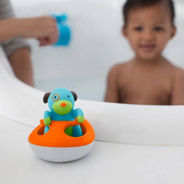 SKIP HOP ZOO HRAČKA DO VODY - PEJSEK NA VODNÍM SKÚTRU 12M+ - HRAČKY DO VANY - PRO DĚTI