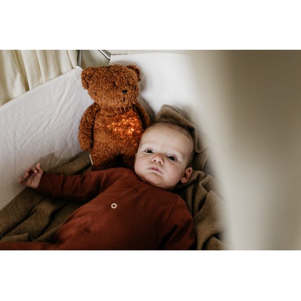 MOONIE USÍNÁČEK MEDVĚD 2.0 ORGANIC CARAMEL - USÍNÁČCI ŠUMÍCÍ / S TLUKOTEM - PRO DĚTI